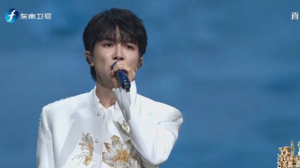 周深演唱电视剧《归队》主题曲《归来》舞台