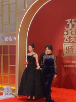 关晓彤红毯让C位