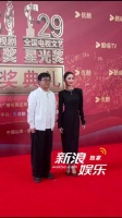 佟丽娅今日亮相飞天奖颁奖典礼红毯，一身黑色礼服，太知性优雅了