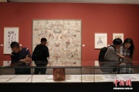 广东深圳：“花开敦煌——常沙娜艺术研究与应用展”吸引参观者