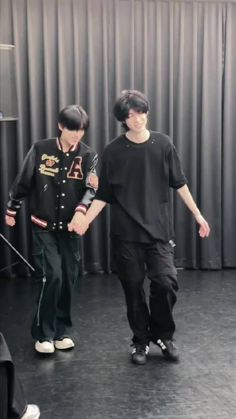 在相册里捕捉到一点排练碎片 “把心放你手掌~”的下一句是