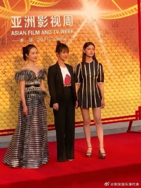 林允差一点倒在,杨紫身后