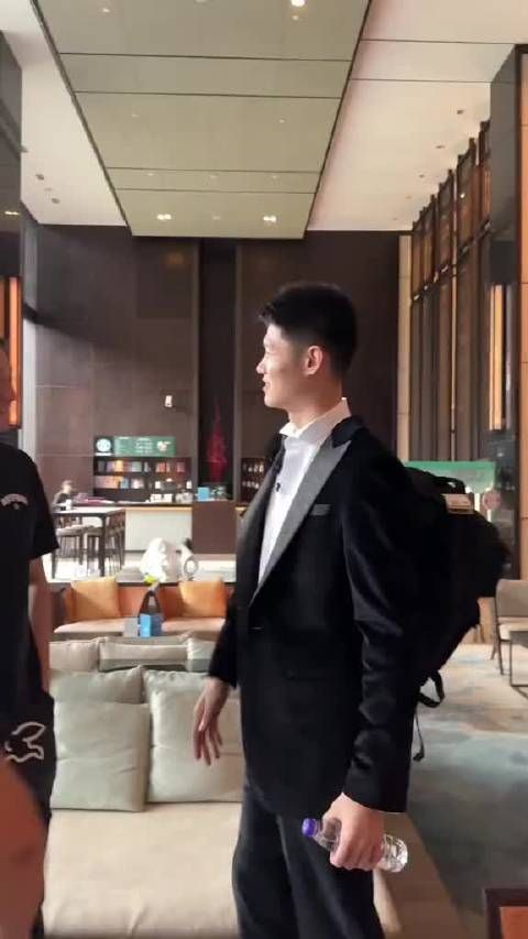 杜锋和胡金秋这对国家队师徒,在胡金秋婚礼上的互动太有意思了…