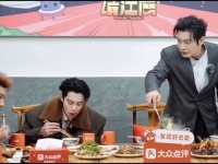 搂肩是兄弟，搂腰是另外的价钱