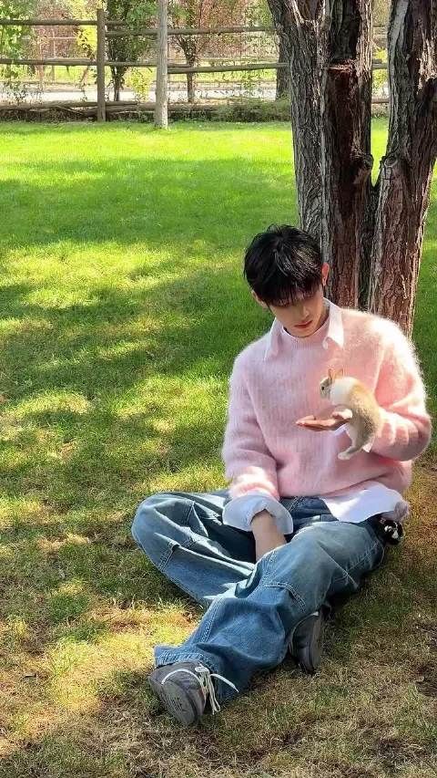 261011 朴时宇更新ins story — 好萌...ㅠㅠㅠ 这边画风如此温柔