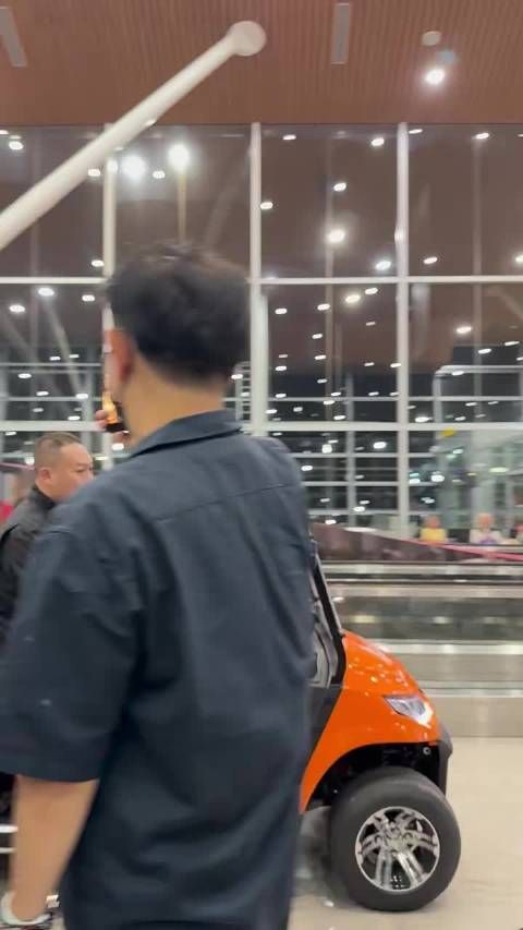 王一博到马来西亚啦!坐上小车了好乖哟 85练车顺利 高清视频