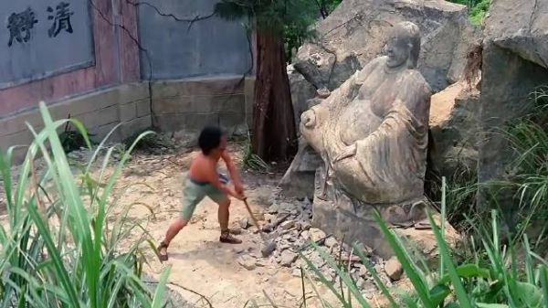 师父每天让徒弟砸石头，没想到三年过去，徒弟竟然砸出一尊佛像
