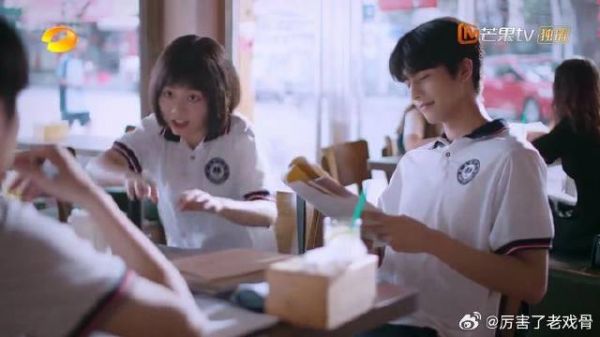 明月误喝饮料,两人甜蜜对视,明月害羞