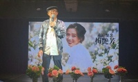 梅启明自资4000元办梅艳芳追思会，跪地痛哭否认偷骨灰，34人到场