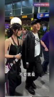 新加坡F1名场面｜林俊杰与七七官宣后首次媒体同框，安抚女友不要害羞