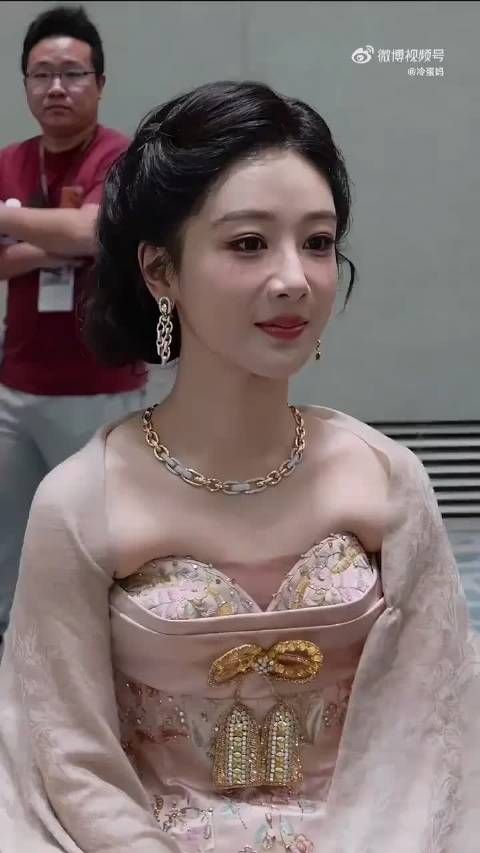 杨紫这是什么礼服，这样不痛吗