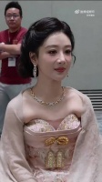 杨紫这是什么礼服，这样不痛吗