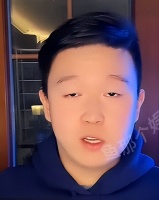 偶遇宋丹丹却不打招呼，英如镝直播曝家丑，谁才是家庭纠葛里的 “局外人”？