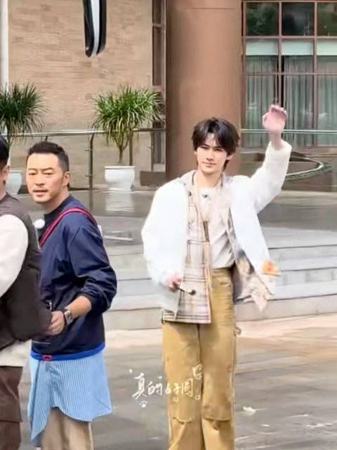 这段好搞笑,一提观众选人做单线,张真源立马拒绝,满满的生存本能