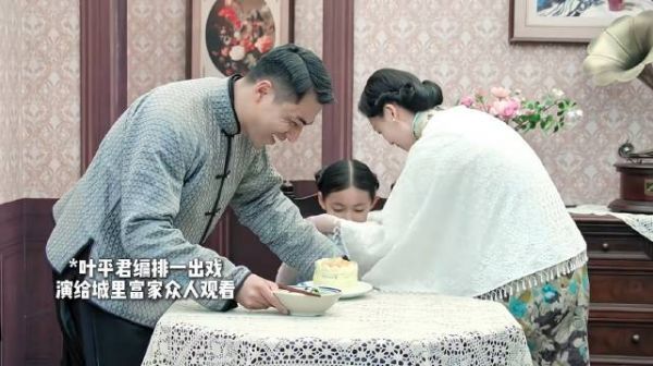 战火之下两个小孩居然是两种人生,对比之下太可悲了