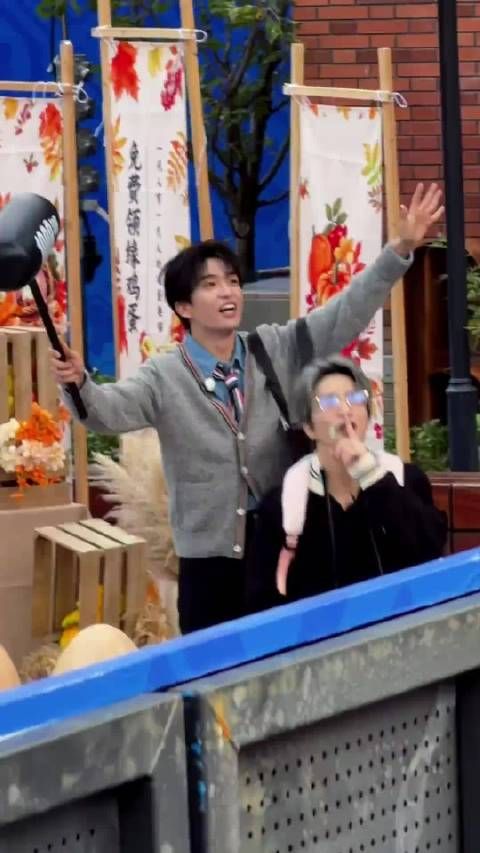黄子弘凡拉薛之谦给观众打招呼