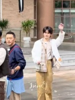 这段好搞笑，一提观众选人做单线，张真源立马拒绝，满满的生存本能