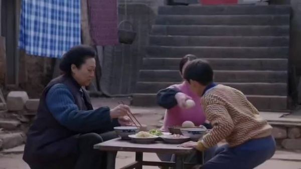 还真是,其实这女的性格挺好的,就是谁粘上她谁倒霉