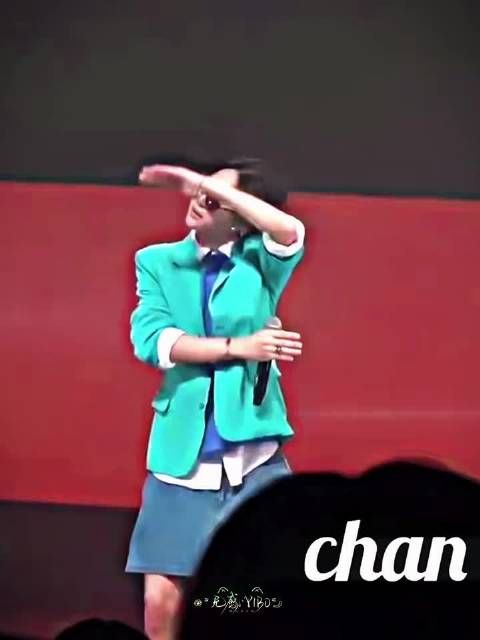 现实中的他看起来乖乖男,在舞台上跳出了海王的气势 @王一博·YIBO