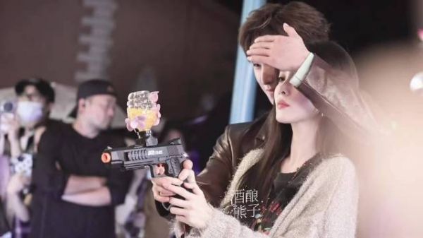 你是说李昀锐手把手带着孟子义玩水枪而且还护着孟姐怕被水淋到吗,我不行了