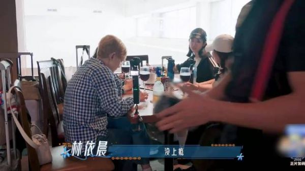 吴君如出游仍挂念功夫女足，关注影片票房和网友评价