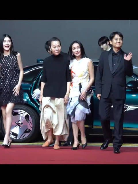周迅凭初次尝到寂寞获釜山影后,成华语首位三金一A女演员
