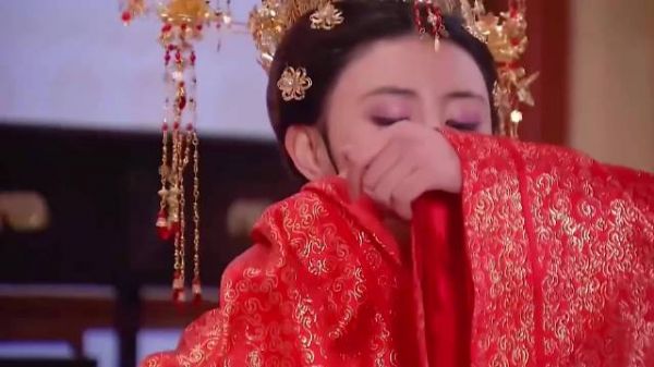 贵妃除掉皇后想上位,不料皇帝另娶新后,一身红嫁衣秒杀她
