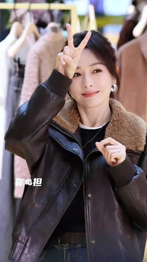 秦岚皮衣造型酷感十足,甜美嗓音令人心动