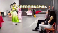 当艺术指导的云旗宝宝，这有模有样的气势不是盖的，好儒雅斯文，嘿嘿
