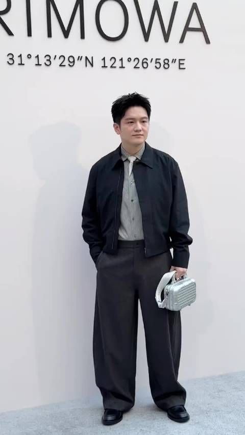 摄影师喊看这里 樊振东停止微笑寻找镜头