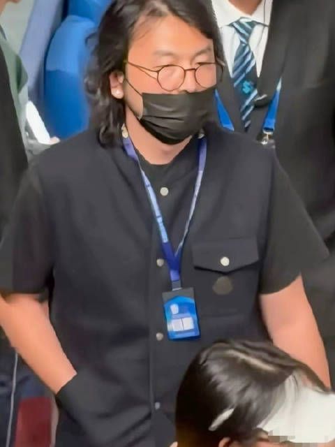 长发蓄须发福!雷佳音新造型出圈,大概率为角色扮相