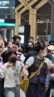 这也太挤了 只可远观 爸妈好般配