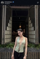 香港知名女星看F1晒闺蜜照，挂颈上衣太抢眼，网友争追问同款