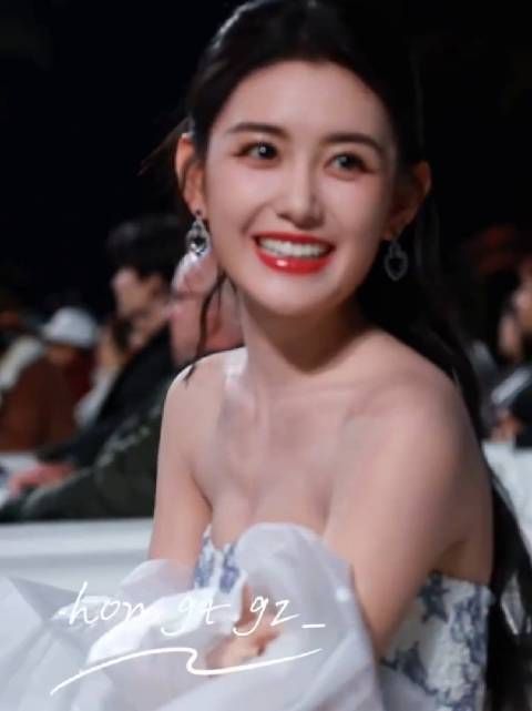 笑起来特别好看的依依，期待青年演员蒋依依的待播作品