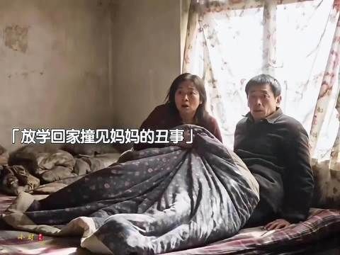 男孩看见是自己妈妈按住自己,于是便放弃了所有挣扎!