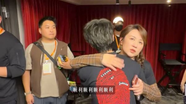 马丽王俊凯路演后台拥抱，马丽祝王俊凯演唱会顺利