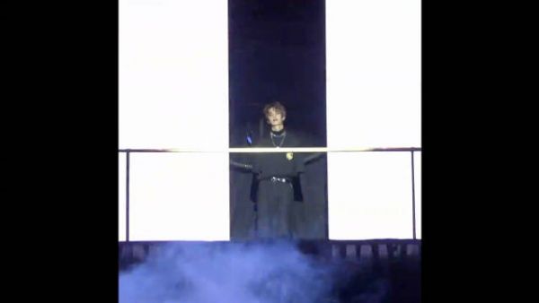 网传王一博明年演唱会，2018年舞台放到2026依然能打