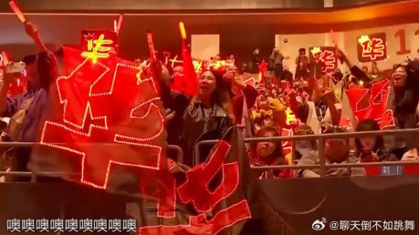 随时开演唱会! 华晨宇《我管你》,真是全场红海大合唱