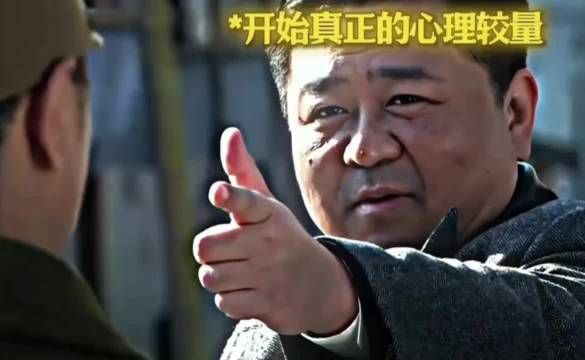 男人被敌人团团围住，仅凭一个手势突出重围