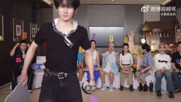 张真源萌萌堵镜头,跑男直播必备环节收尾