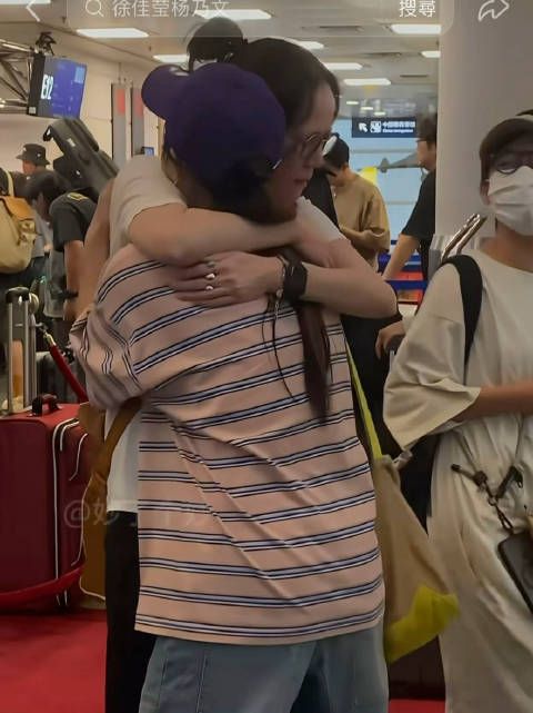 网友偶遇徐佳莹杨乃文在机场抱抱 亚神母女是妈妈是女儿