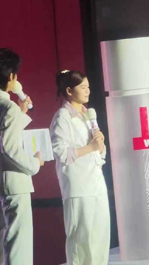 今天终于见到全红婵本人了,真人比镜头里看着瘦了不少