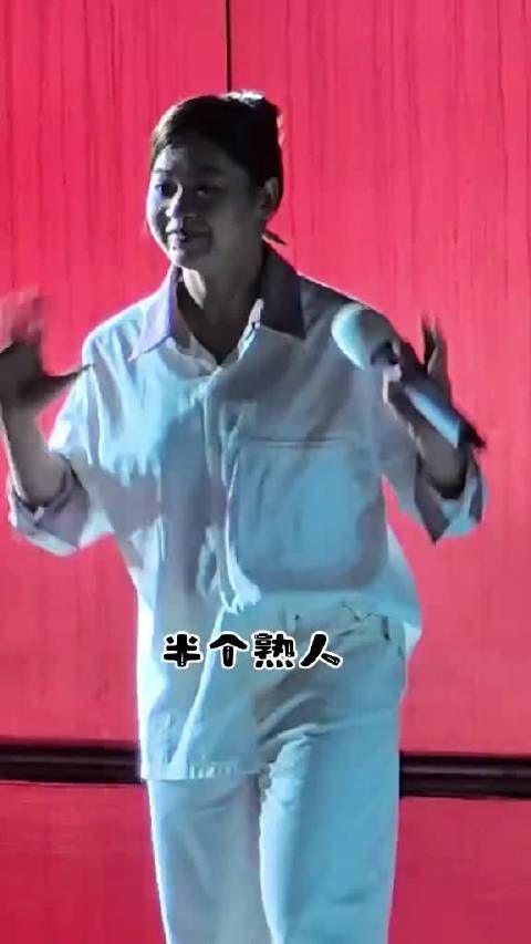 全红婵活动结束后蹦蹦跳跳下班 步伐轻快元气满满
