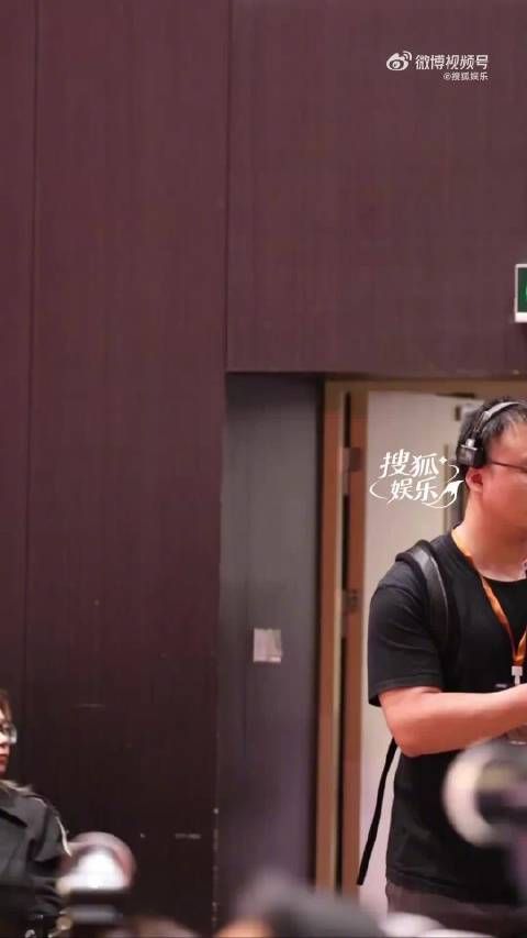 田曦薇修身鱼尾红裙盘发 网友:明艳大美女!