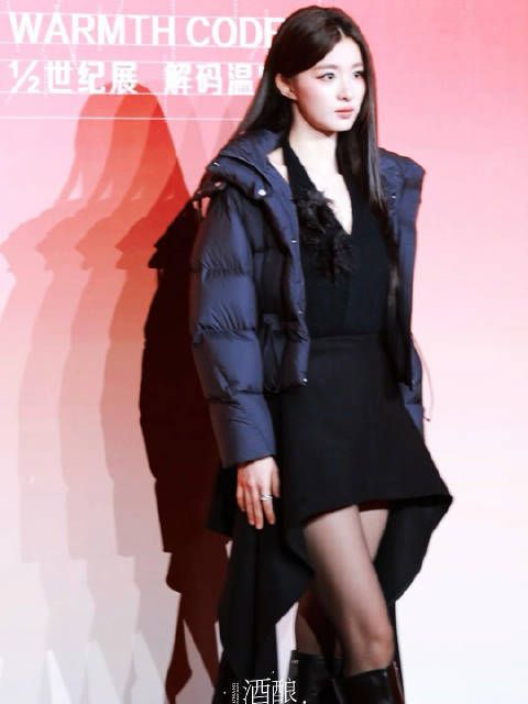 王楚然all black造型秀大长腿,步伐引关注