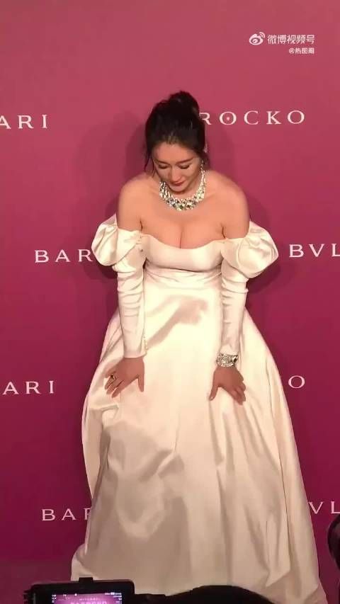 李小冉抹胸太丰满
