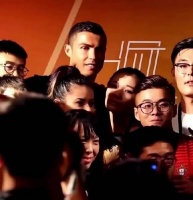 C罗中国行回应女孩一吻，万千球迷齐聚现场欢呼