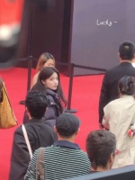 王楚然all black御姐造型亮相，一步三回头给粉丝打招呼