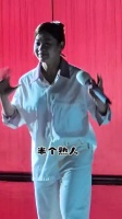 全红婵活动结束后蹦蹦跳跳下班 步伐轻快元气满满