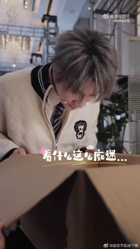 薛之谦打响指好帅,学院风造型梦回校园